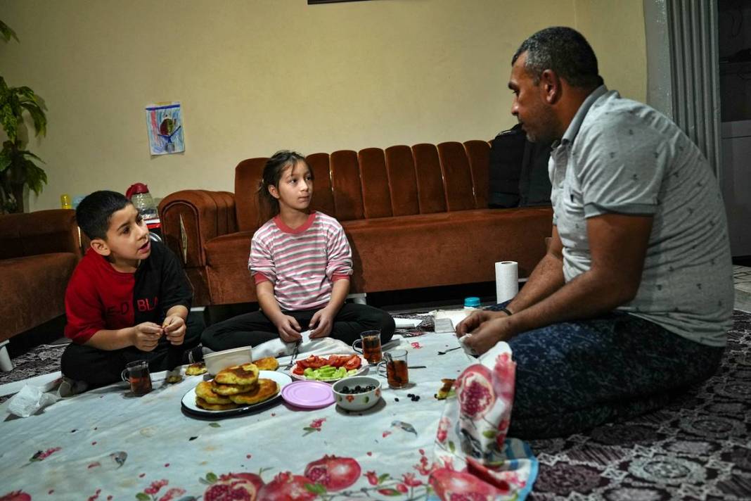 Çocuklarına hem baba, hem anne oldu: Duygulandıran videonun ardından dram çıktı! Evde yemek yapan baba beğeni topladı 3